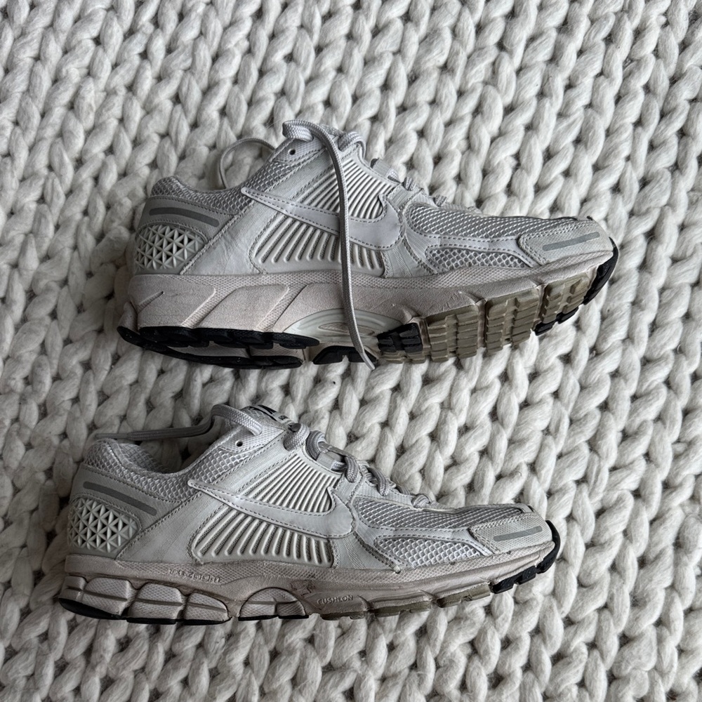 Nike Men's white Vomeros sz 9